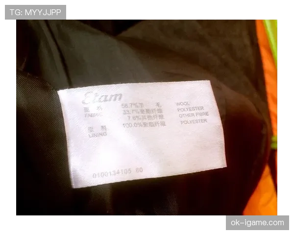 董志豪床上一件随手丢的外套价格,我当场想给钱包申请休假 董志豪床上一件随手丢的外套价格,我当场想给钱包申请休假